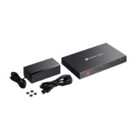 מתג שולחני +Omada DS110GMP PoE – מציג את המתג השחור ספק כוח שני כבלים וארבע רגליות