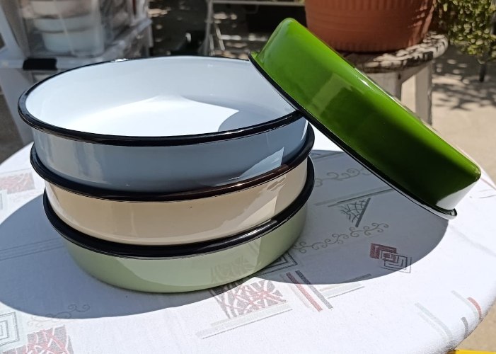 תבנית אפייה והגשה עגולה מאמייל איכותי קוטר 24 ס"מ – Enamel Boutique