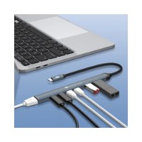 מפצל Miracase USB-C MHUB540 – המפצל האפור מחובר למחשב נייד כסוף עם כבלי USB