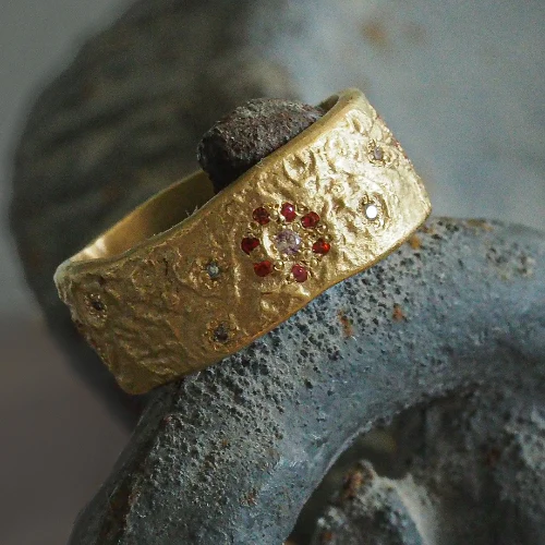18K Gold Wide Sapphire Flowers and Diamonds Ring