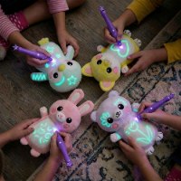 בובת קטיפה קסומה עם עט זוהר בחושך – GlowBabies