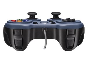 בקר משחק חוטי Logitech F310 Gamepad – מבט קדמי-עליון על כפתורי הכתף, ג'ויסטיקים והכבל