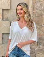 חולצת וי תחרה אבן