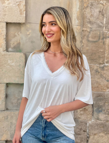 חולצת וי תחרה אבן