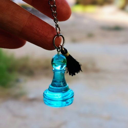 מחזיק מפתחות שחמט רגלי תכלת שקוף