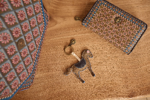 ארנק בגוון כחול דגם WILLOW IMANI מידות 18X3X11 ס"מ של חברת PIP STUDIO