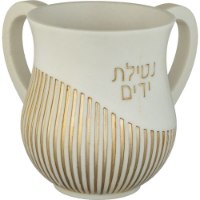 נטלה פולירזין  מעוצבת עם כיתוב