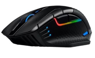 עכבר גיימינג אלחוטי Corsair Dark Core RGB Pro – מבט על העכבר השחור עם גלגלת כחולה ופס RGB צבעוני