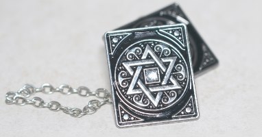קליפס לטלית מחזיק טלית ושרשרת מגן דוד משובץ בקריסטל, צבע כסף