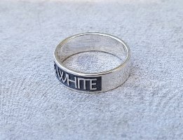 טבעת כסף עם כיתוב מובלט עד 13 תווים black & white