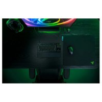 משטח עכבר Razer Gigantus V2 Pro Control – משטח עכבר שחור מונח על שולחן גיימינג לצד עכבר ומקלדת מוארים