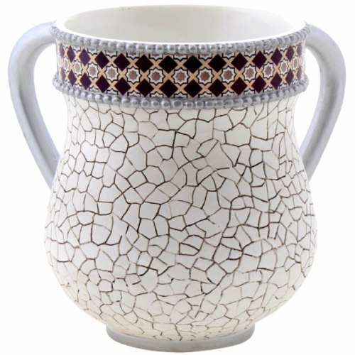 נטלה, כוס לנטילת ידיים, עשויה פולירזין בצבע לבן עם עיטור סגול, מים אחרונים