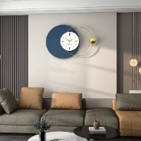 שעון קיר גדול בעיצוב ייחודי, שעון פרזול מוזהב עם אלמנטים עגולים בשכבות בגוון כחול, לבן ומוזהב