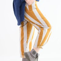 מכנסיים מדגם נועם עם פסים בצבעים של חרדל זהוב ובז׳