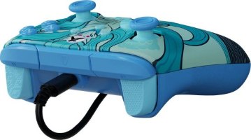 בקר משחק חוטי Turtle Beach Rematch Advanced Wired Blue Kitsune – כניסת כבל קדמית ואחיזות תחתונות