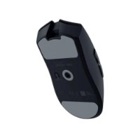 עכבר אלחוטי צבע שחור Razer Viper V4 Pro – חלקו התחתון של העכבר השחור נראה כולל חיישן אופטי ושלוש כריות החלקה אפורות IPS