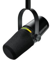 מיקרופון גיימינג דינמי +Shure MV7 – מיקרופון שחור תלוי עם כיסוי ספוג ופס תאורה ירוק-צהוב בחזיתו USB-C