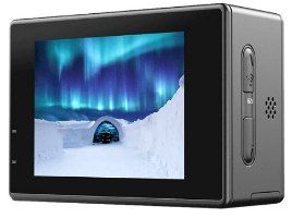 מצלמת אקסטרים SJCAM SJ4000 Dual Screen – מצלמה אפורה כהה עם מסך המציג נוף שלג ואורות הצפון