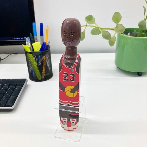 בובת עץ עומדת של הכדורסלן מייקל ג'ורדן Michael Jordan - סוג ב'