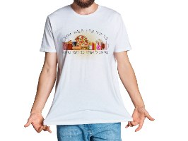 חולצת טריקו בייסיק לבנה עם הדפס, חולצות שנונות - כל ילד צריך מבוגר אחד שיאכיל אותו כל חצי שעה - מלכת הכוסות