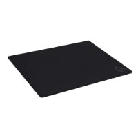 משטח לעכבר גיימינג Logitech G740 – משטח שחור מלבני מוצג בזווית על רקע לבן