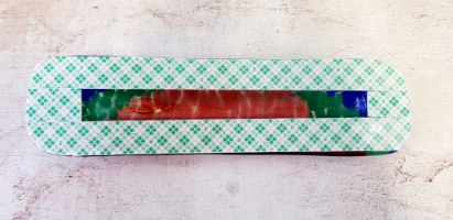 בית מזוזה מזכוכית שקופה, אדומה, ירוקה וכחולה בטכניקת פיוזינג