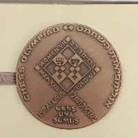 אולימפיאדת השחמט - שנת 1976, מדליה ברונזה, 59 מ"מ, החברה הממשלתית למדליות ולמטבעות,עיצוב: אחים שמיר