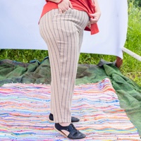 מכנסיים מדגם נועם צמריריים חורפיים עם פסים בבז׳, אופווייט וחום