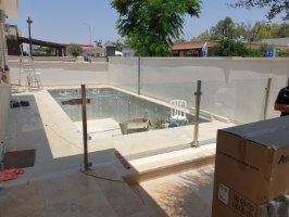 מחיצת זכוכית לבריכה עם עמודי נירוסטה