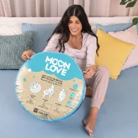 3 ב- 1: כרית הריון, כרית הנקה ופוף לתינוקות ולפעוטות. מסייעת להקלה בכאבי גב ואגן בהריון, בהנקה נסגרת ע"י פטנט ייחודי להנקה בידיים חופשיות. בתמונה: אישה בהריון פותחת אריזה של כרית הריון והנקה מונלאב של קואליטה. Pregnant Woman Opening a package of pregnancy and nursing pillow MoonLove by Koalita