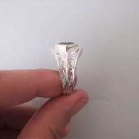 טבעת שריון מרשימה עם חריטות ואבן חן מרובעת