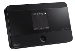 ראוטר סלולרי נייד TP-Link M7350 4G LTE – ראוטר שחור עם מסך תצוגה וכפתור הפעלה