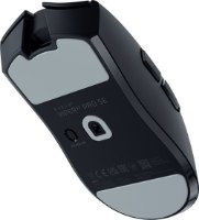 עכבר גיימינג אלחוטי Razer Viper V3 Pro SE – תחתית עכבר שחור עם רפידות החלקה אפורות חיישן ומתג הפעלה DPI