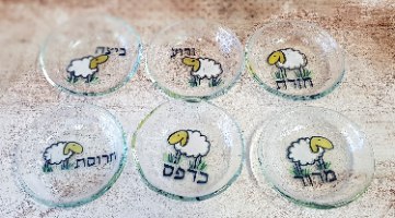 צלחת כחולה מזכוכית בטכניקת פיוזינג לפסח, צלחת סדר לפסח, מתנה לפסח