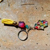 מחזיק מפתחות חמסה מעוצבת עם אבני חן צבעוניות עבודת יד