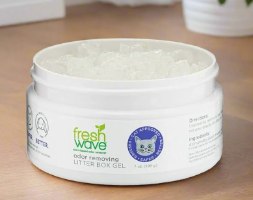 ג'ל להעלמת ריחות רעים בארגזי חול לחתולים Fresh Wave – מיכל ג ל לבן פתוח עם ג ל שקוף בפנים על משטח עץ בהיר