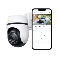 מצלמת אבטחה חיצונית ממונעת Tp-Link Tapo C530WS – חוטי מצלמה לבנה בשילוב שחור וטלפון חכם המציג צילום רכב וממשק שליטה