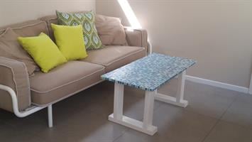 שולחן עץ לסלון משולב בפסיפס