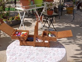 קופסת כלי תפירה וינטג' מעץ "אקורדיון" | ידית מגולפת וציוד מקורי (שנות ה-50/60)