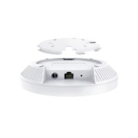 נקודת גישה Omada EAP653 AX3000 – המכשיר הלבן מציג את חיבורי המתח והרשת בתחתית עם תושבת ההרכבה מעליו עם 2