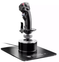 בקר טיסה Thrustmaster Hotas Warthog Stick PS/PC – מוט טיסה שחור עם כפתורים אדומים ואפורים ניצב על בסיס מלבני שחור