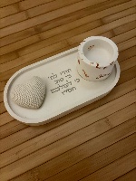 מעמד בטון פולימרי אובלי קטן עם פמוט ולב