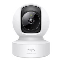 מצלמת אבטחה 360° Tp-Link Tapo C222 4MP – Wi-Fi מצלמה לבנה עם עדשה שחורה בחזית ולוגו Tapo על בסיסה