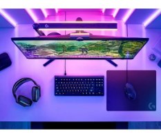 משטח עכבר גיימינג מבד Logitech G240 – משטח עכבר כהה מונח על שולחן גיימינג מואר עם עכבר עליו