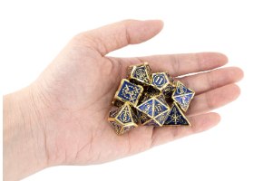 סט קוביות מתכת SWORDS למשחקי תפקידים מבוכים ודרקונים די אנד די DND Pathfinder בנרתיק קטיפה