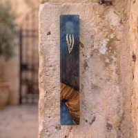 מזוזה מודרנית – כחול נייבי ועץ זית עתיק