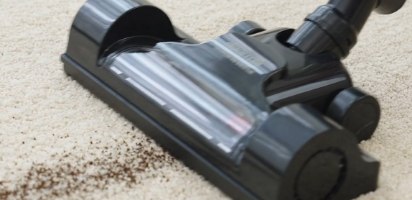 שואב אבק חוטי Deerma DX700 Pro – ראש שואב אבק כהה שואב לכלוך מחלקיקים חומים משטיח בהיר