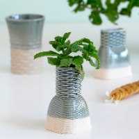 סט הבדלה מקרמיקה - בהדפסת קרמיקה 3D גימור גלזורה בגוון ירוק בקבוק, על מגש במבוק אובאלי