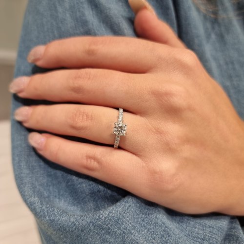 טבעת אירוסין משובצת יהלומים 0.85 קראט