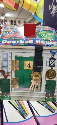 מליסה ודאג 4 working doorbells, locks & keys 4 wooden family figure s